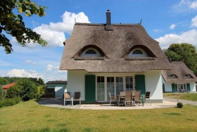 Stilvolles Reetdachhaus mit moderner Technik, Kamin und hohem Investmentpotenzial in Rerik
