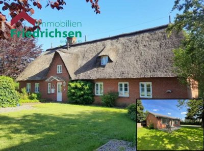 Großzügiges Reetdachhaus & ebenerdiger Bungalow auf großem Grundstück