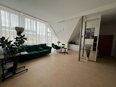 Gepflegte 2-Zimmer-DG-Wohnung mit Einbauküche & hoher Decke