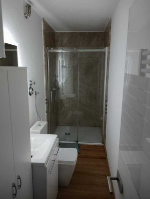 590 € - 49.5 m² - 1.5 Zi.

Wohnung in ruhiger Lage.
Blick auf den Berg / Hochplatte.
inkl. Küche