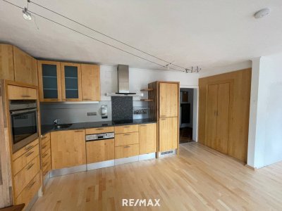 Miete: 2-Zimmer-Dachgeschosswohnung mit guter Anbindung