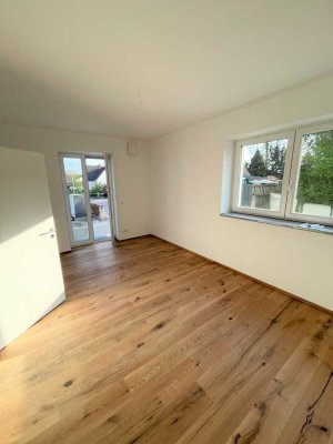 Neuwertige, top ausgestattete 2,5 ZKB EG mit Terrasse