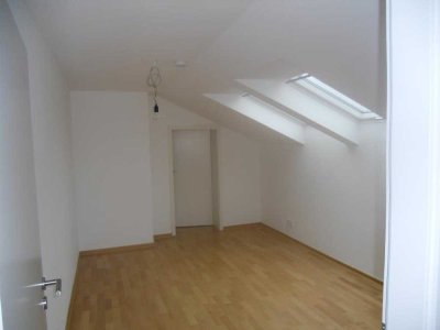 3,5-Zimmer-DG-wohnung mit geh. Innenausstattung, großer Südloggia und moderner Wohnküche