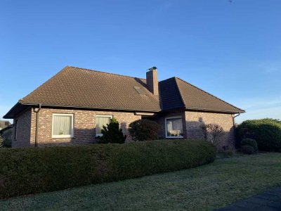 Für den Käufer Provisionsfrei !!!
Charmanter Walmdachbungalow mit Doppelgarage in schöner Lage v...