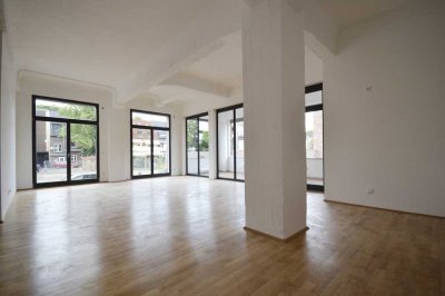 Stilvolle Loftwohnung mit Loggia – Denkmalarchitektur mit urbanem Charakter