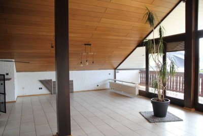 Helle Dachgeschosswohnung mit Balkon