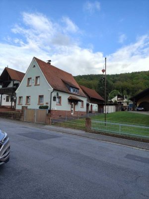 freistehendes EFH mit teilausgebauter Scheune,
großem ebenerdigem Lagerraum,
Garage,  und Carport