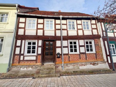 Charmantes Fachwerkhaus mit bereits saniertem Holzwerk – ideal zum Ausbau vorbereitet