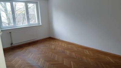 Helle 70 m² Wohnung mit Balkon, Fischgrätparkett und Parkplatz zu vermieten
