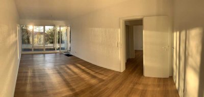 Helle, moderne 2,5 ZKBB + Einbauküche mit Tiefgaragenstellplatz