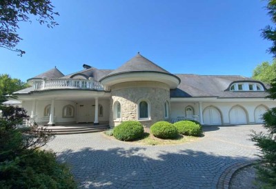 Provisionsfrei* Luxus-Villa mit einzigartigem diskretem parkähnlichem Anwesen von privat!