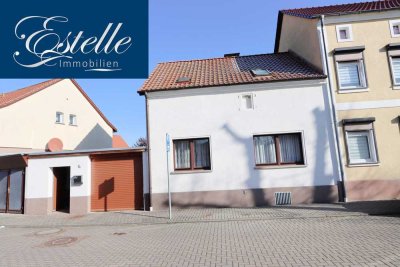 Haus mit viel Stauraum und kleinem Garten - Garage - Carport