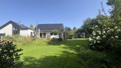 Großes und modernisiertes Einfamilienhaus auf dem Land mit Einliegerwohnung, Büro und Solaranlage
