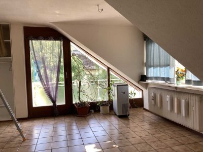 Helle 2-Zimmer Dachgeschosswohnung in Frankfurt-Eschersheim wir wünschen uns ein ehepaar zw.45+60