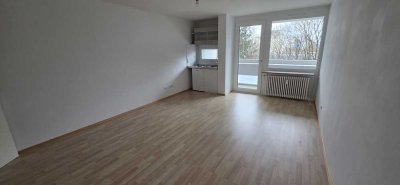 Provisionsfrei. Sofort einziehen oder vermieten. 30,4 m²-Apartment mit großem Balkon.
