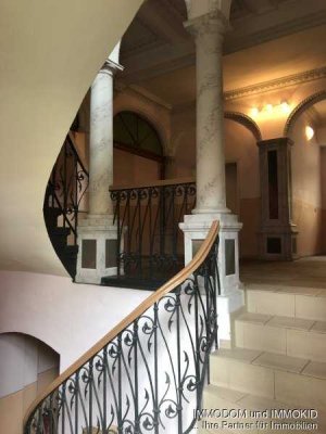 3-Zimmer-Dachgeschoss Wohnung mit BALKON, PKW-Stellplatz und offener Küche im Wohnzimmer zu vermiete