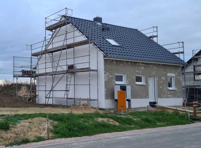 Gesucht: 2 Baufamilien f. Holzhausen – hier einzugsfertige DHH m. 5 Zimmern für die größere Teilfl