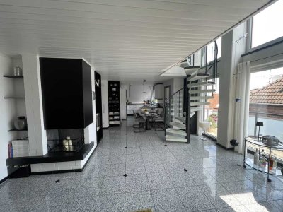 Maisonette-Wohnung mit offenem Kamin, Einbauküche, Dachterrasse und Einzelgarage