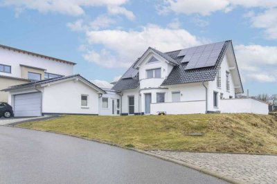 Familientraum in naturnaher Lage: Einfamilienhaus mit ELW und schönem Garten in Mahlstetten