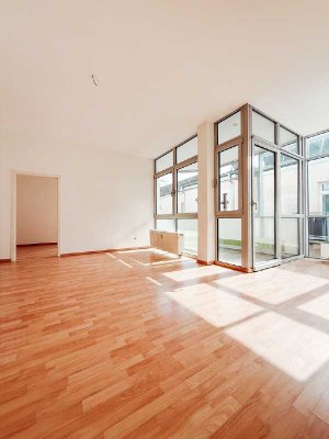 IM ZENTRUM! Helle 2-R mit großen Balkon in Zwickau jetzt verfügbar!
