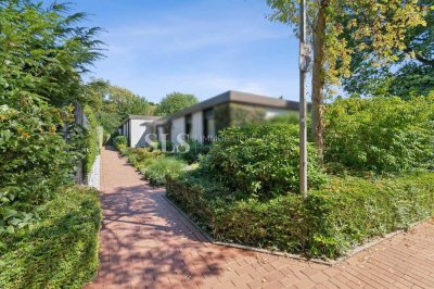 Wohnen auf einer Ebene: gepflegter Bungalow mit Kamin, Garten und Garage