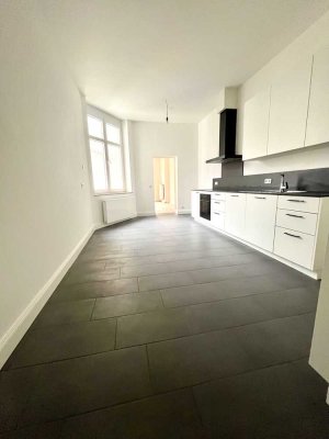 Erstbezug nach Sanierung: 2,5 Zi. mit 2 Balkonen, Parkett und EBK in Denkmalobjekt