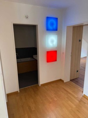 lichtdurchflutete 4 Zimmer Maisonette Wohnung mit Balkon, Gäste WC und Einbauküche