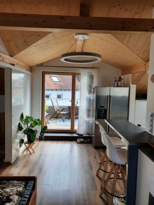 2ZKB mit EBK im DG - Teilmöbliert mit neuwertiger EBK /Provisionsfrei-Holzhaus mit Sichtholzdecke