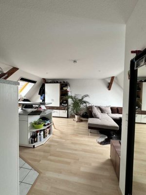 Charmante Dachgeschosswohnung mit  Holzbalken, EBK  & Weitblick über Leipzig