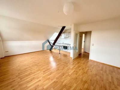 2-Zimmer-Wohnung mit offener Wohnküche, Bad mit Wanne in Renovierung