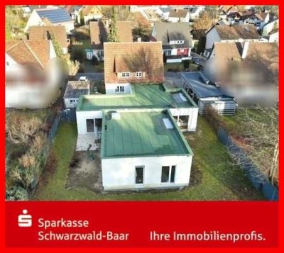 Zweifamilienhaus mit angebautem Bungalow und Garage