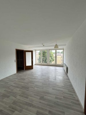 Renovierte 3-Zimmer DG-Wohnung inklusive Einbauküche + Stellplatz