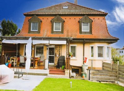 Stilvolle Villa mit Gartenparadies am Südhang über den Dächern von Altbach !