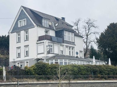 Attraktive Kapitalanlage (Mehrfamilienhaus mit Gastronomie) inkl. Baugrundstück in Bergneusta