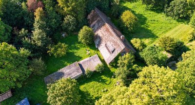 Großzügiges Anwesen in Cadenberge: 450 m² Wfl., Atelier, 6.500 m² Grundstück