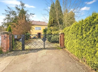 Villa mit Potenzial: Großes Grundstück und etablierte Praxisvermietung