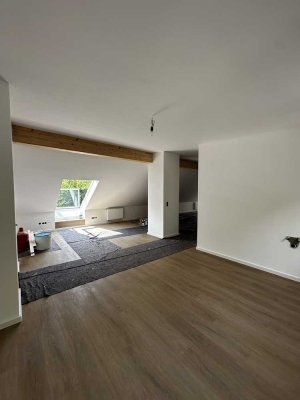 Erstbezug nach Sanierung, 90qm2 Dachgeschosswohnung, Zentrale Lage