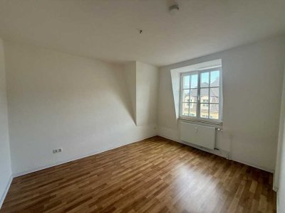 LEER WERDENDE 2 ZIMMER DACHGESCHOSSWOHNUNG OHNE BALKON!