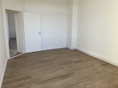Ruhige Altbau-4-Zimmer-Wohnung mit Balkon - frisch saniert & renoviert