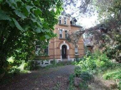 Villa mit Kutscherhaus in einem sanierungsbedürftigem Zustand