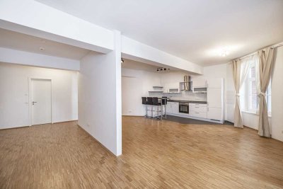 Loft-Feeling pur: Stilvolle EG-Wohnung mit Terrasse in denkmalgeschützter Fabrik