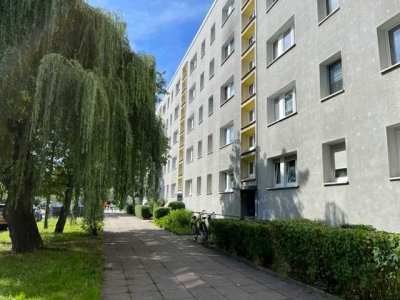 3-Zimmer-Wohnung mit Balkon, Küche und Bad mit Fenster