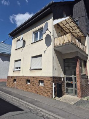 Massives Einfamilienhaus mit 7 Zimmern,  Garage & Lagergebäude/Werkstatt