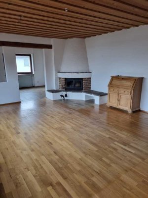 Großzügig geschnittene 3,5  Zimmerwohnung in 3- Familien Haus - 138 qm