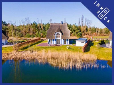 Reetgedeckter Rückzugsort – Haus am Teich in Fuhlendorf