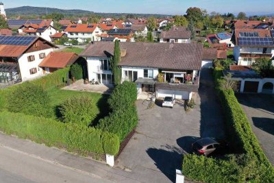 Stilvolles Zweifamilienlandhaus mit großem Garten und Berg-Panoramablick in Raisting
