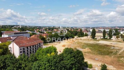 Fast wie zwei Zimmer: Clever geschnittene Maisonette mit Balkon & Parkblick