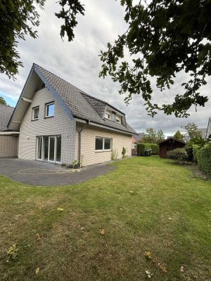 Freistehende Doppelhaushälfte mit Garten in ruhiger Lage