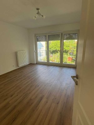 Frisch renovierte 3-Zimmer-Wohnung mit Balkon in zentraler Lage von Pfersee