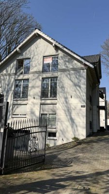 Stilvolle, 3-Zimmer-DG-Wohnung mit Balkon und Einbauküche in Düsseldorf